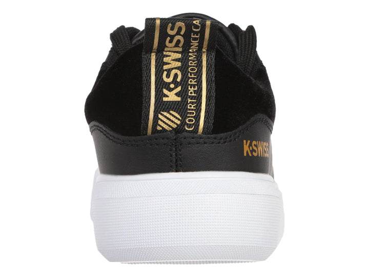 Tenis K-Swiss color negro con suela blanca y detalles en dorado, estilo casual.