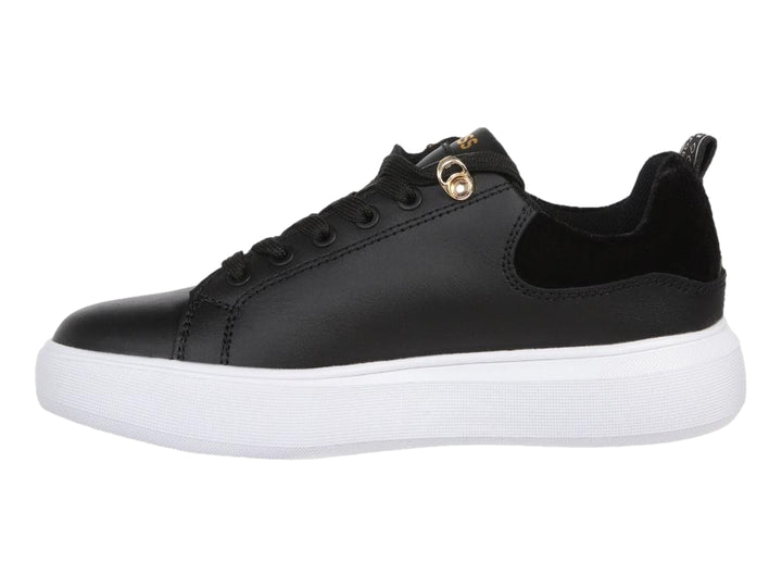 Tenis K-Swiss color negro con suela blanca y detalles en dorado, estilo casual.