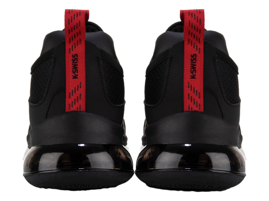 Tenis deportivos K-SWISS color negro con detalles en rojo y suela amortiguada transparente.