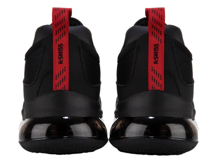 Tenis deportivos K-SWISS color negro con detalles en rojo y suela amortiguada transparente.