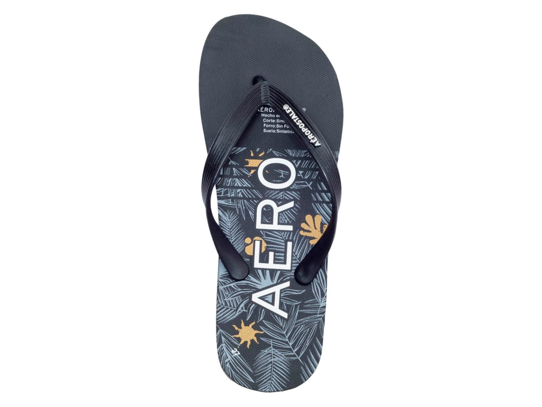 Sandalias Aeropostale color negro con estampado gráfico en la plantilla y suela blanca.