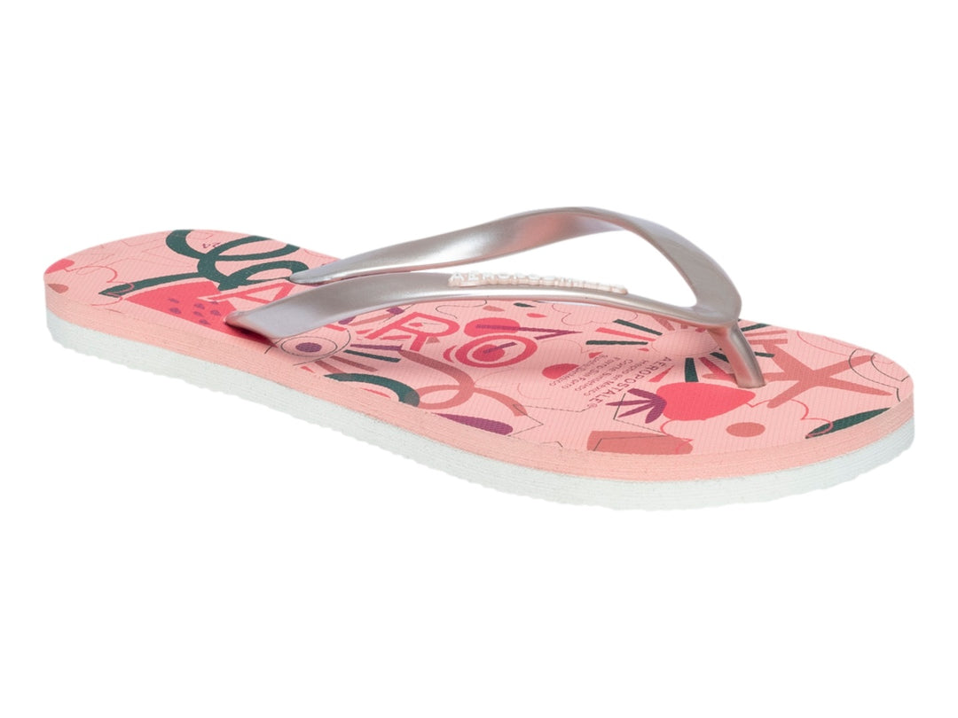 Sandalias de dedo color rosa con estampado colorido y tiras plateadas.