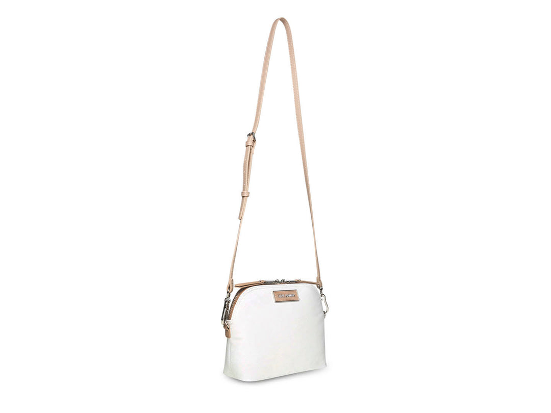 Bolso bandolera blanco y beige de Steve Madden con un pequeño estuche adjunto en la correa.