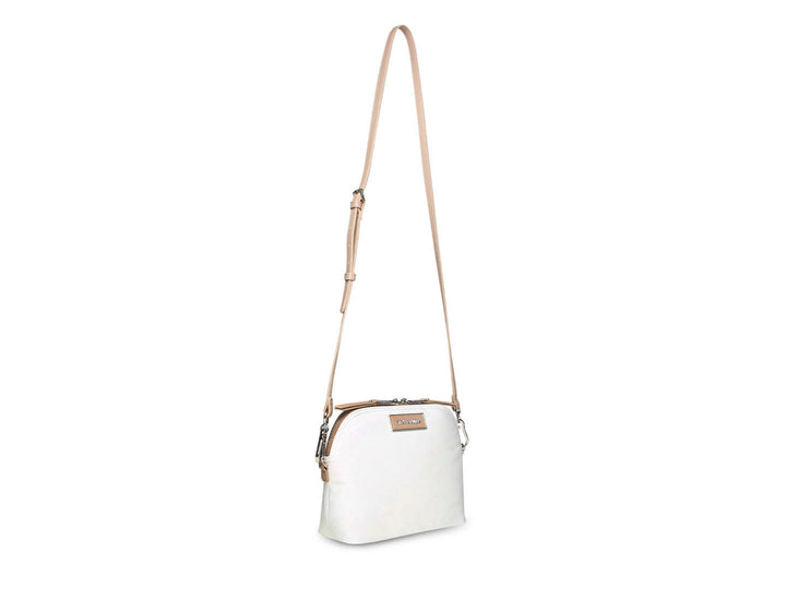 Bolso bandolera blanco y beige de Steve Madden con un pequeño estuche adjunto en la correa.