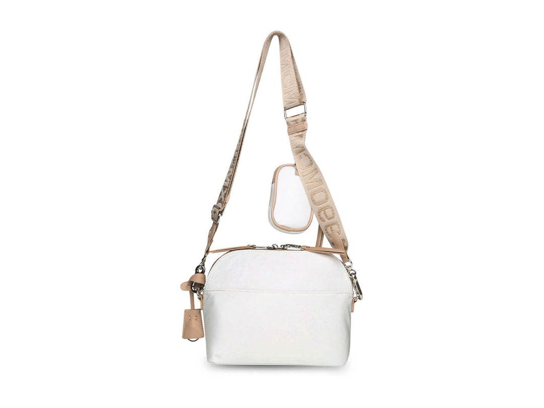 Bolso bandolera blanco y beige de Steve Madden con un pequeño estuche adjunto en la correa.