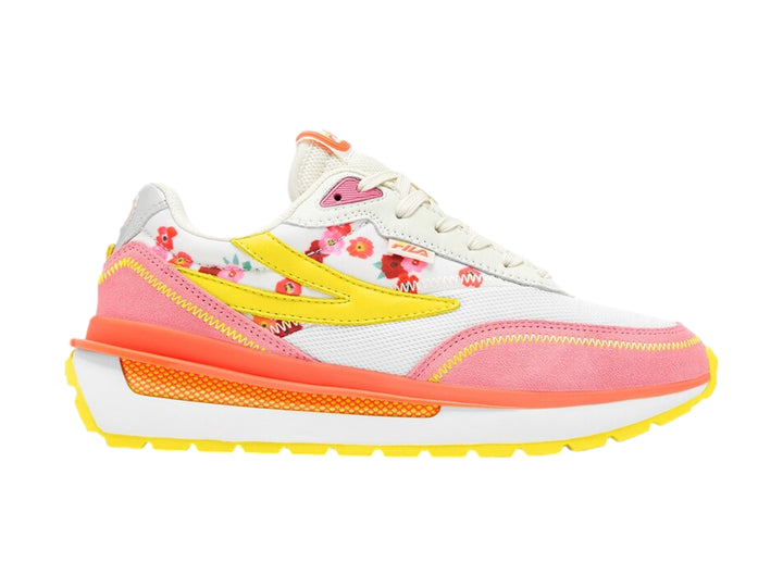 Tenis FILA color blanco con detalles en rosa, amarillo y naranja, decorados con estampado de flores tropicales.