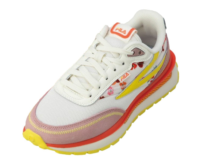 Tenis FILA color blanco con detalles en rosa, amarillo y naranja, decorados con estampado de flores tropicales.