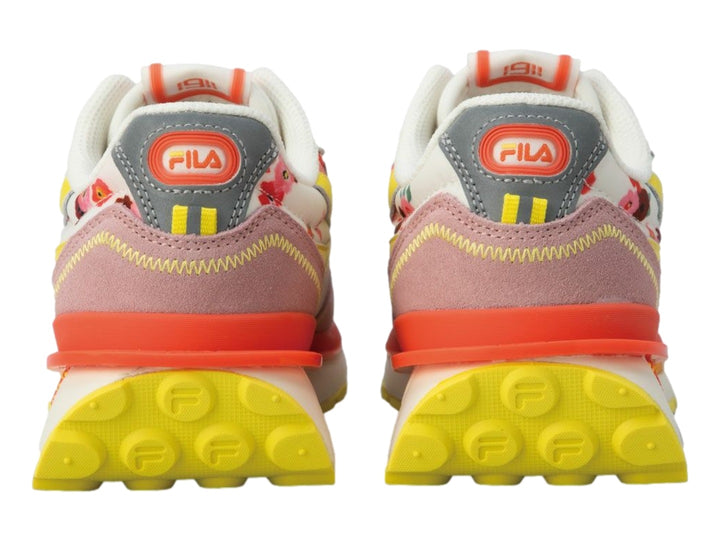 Tenis FILA color blanco con detalles en rosa, amarillo y naranja, decorados con estampado de flores tropicales.