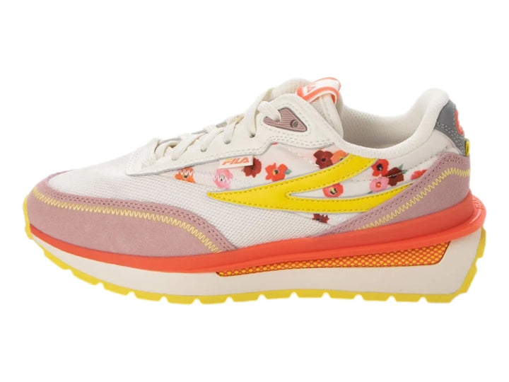 Tenis FILA color blanco con detalles en rosa, amarillo y naranja, decorados con estampado de flores tropicales.