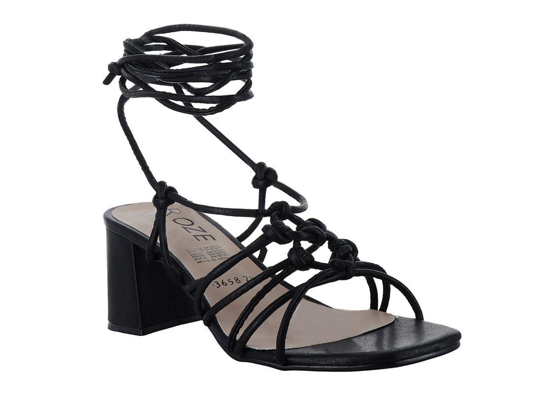 Sandalias negras de tacón bloque con diseño de tiras entrelazadas y amarre al tobillo.