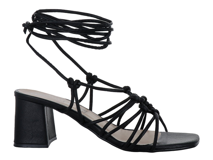 Sandalias negras de tacón bloque con diseño de tiras entrelazadas y amarre al tobillo.
