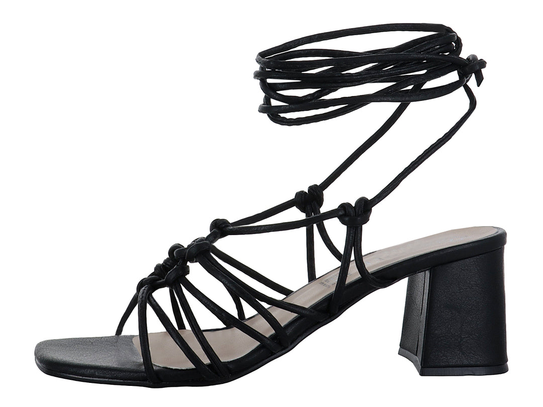 Sandalias negras de tacón bloque con diseño de tiras entrelazadas y amarre al tobillo.