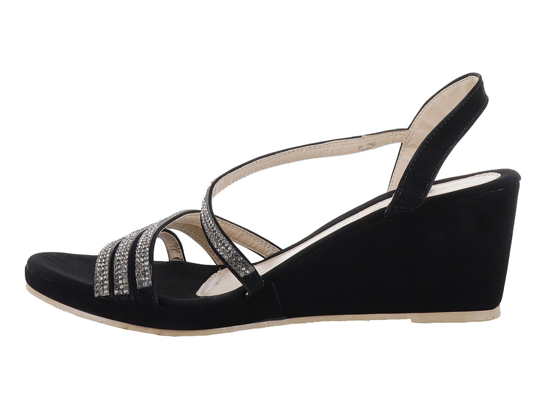 Sandalia negra de plataforma con tiras brillantes plateadas y tacón cuña para mujer.