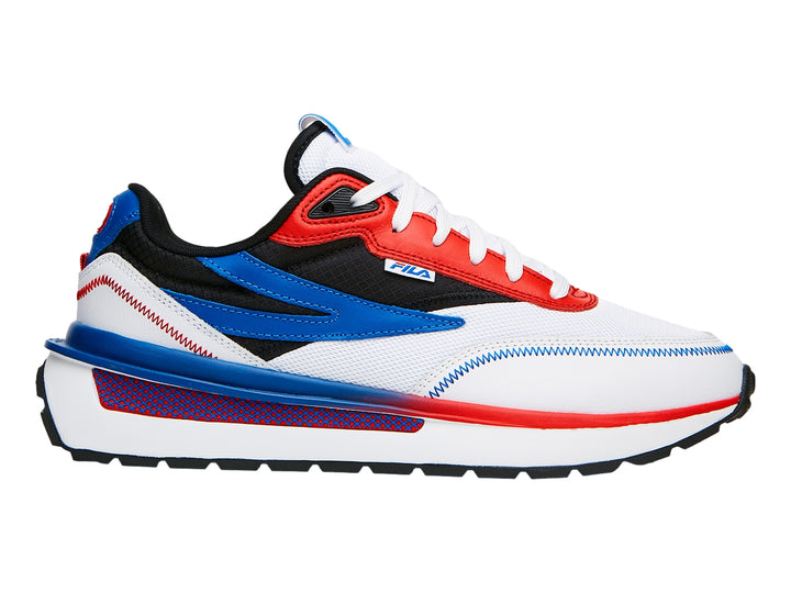 Tenis deportivos FILA Renno Patriots color blanco con acentos en azul, rojo y suela negra.