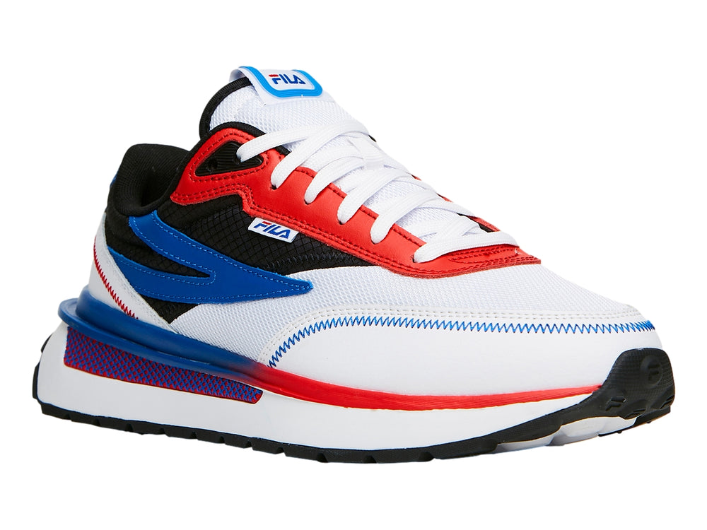 Tenis deportivos FILA Renno Patriots color blanco con acentos en azul, rojo y suela negra.