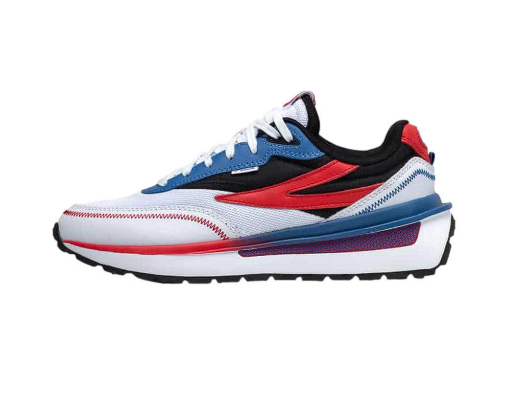 Tenis deportivos FILA Renno Patriots color blanco con acentos en azul, rojo y suela negra.