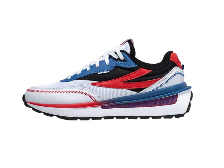 Tenis deportivos FILA Renno Patriots color blanco con acentos en azul, rojo y suela negra.