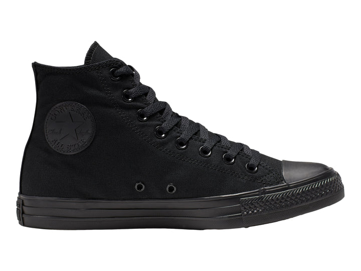 Tenis Converse modelo High Top en color negro total, incluyendo suela y cordones.