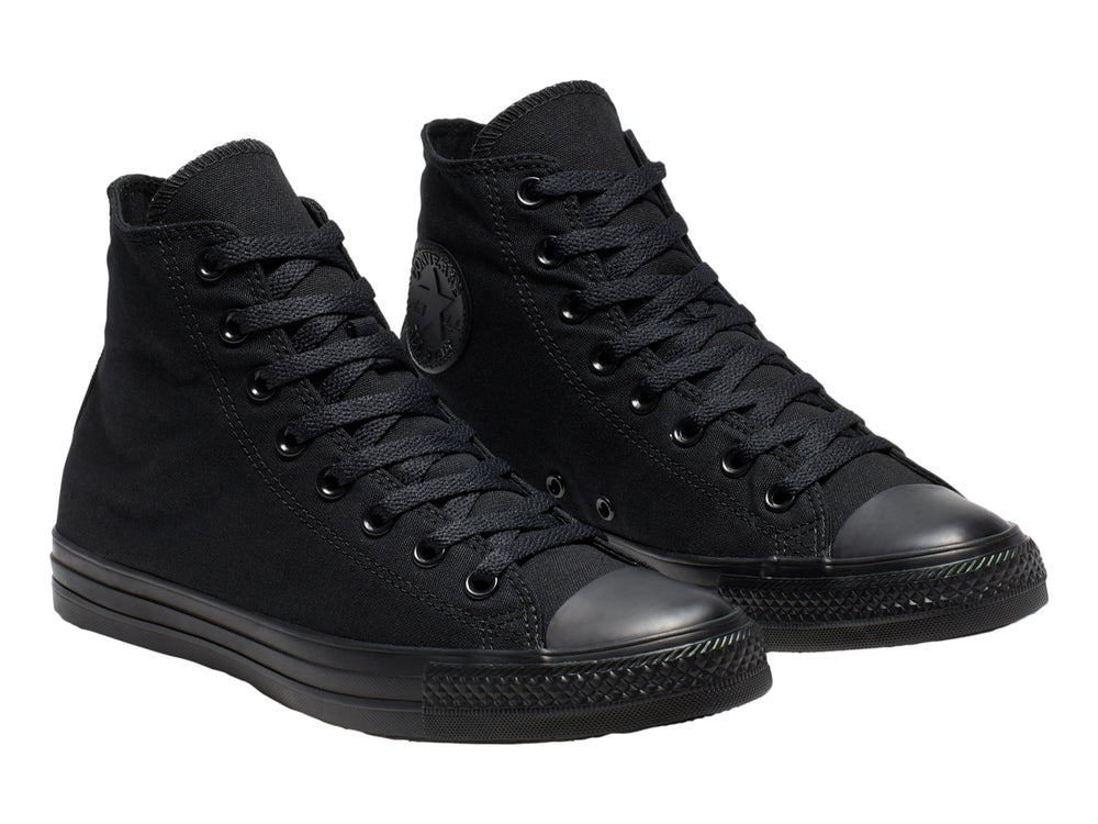 Tenis Converse modelo High Top en color negro total, incluyendo suela y cordones.