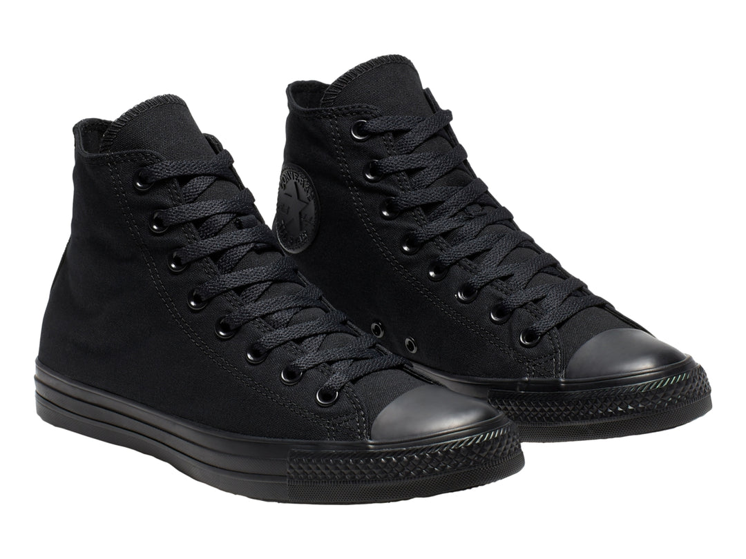 Tenis Converse modelo High Top en color negro total, incluyendo suela y cordones.