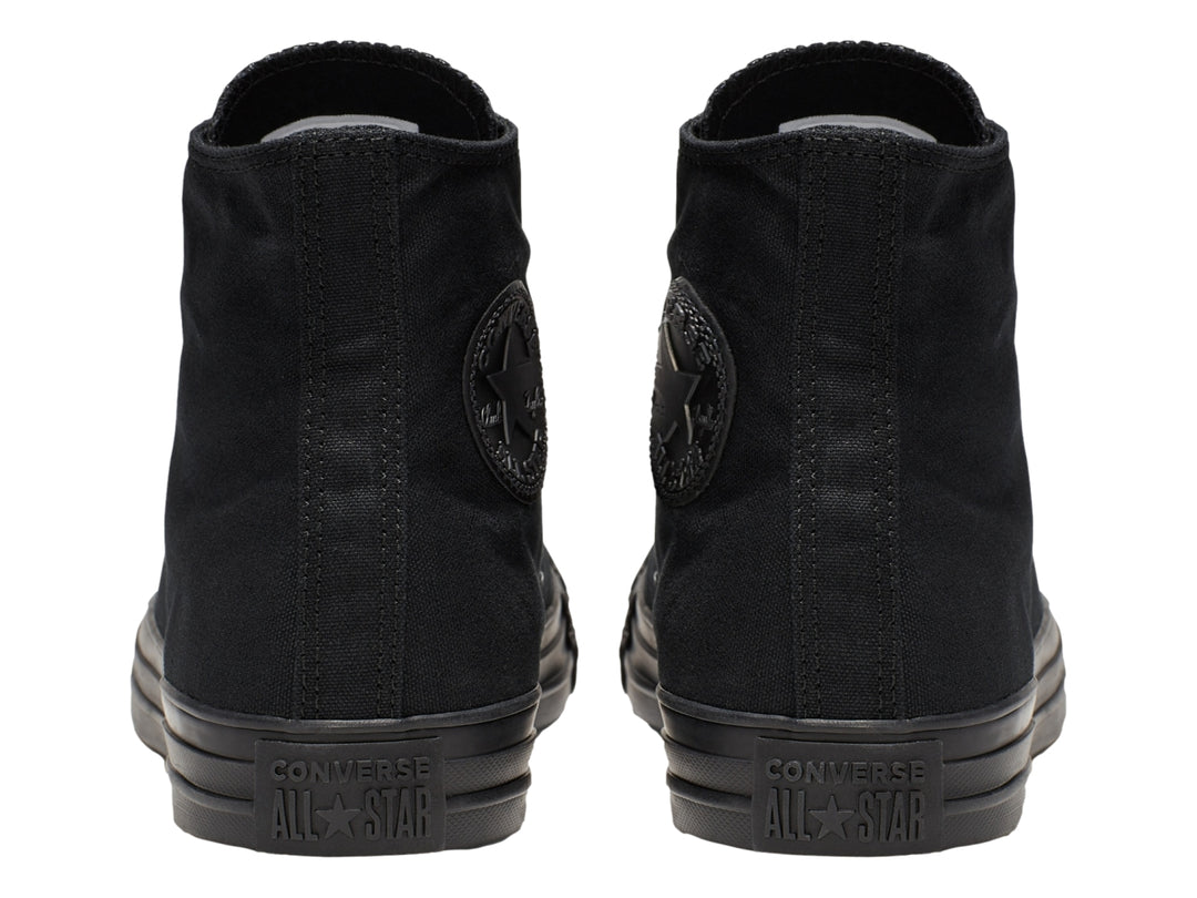 Tenis Converse modelo High Top en color negro total, incluyendo suela y cordones.
