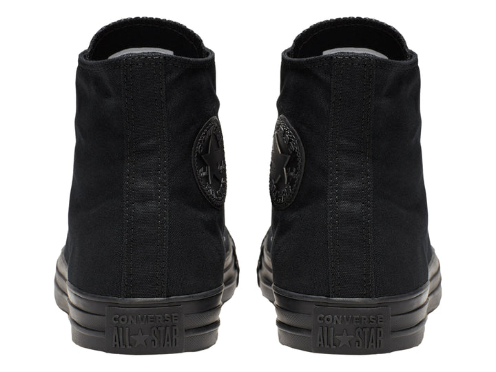 Tenis Converse modelo High Top en color negro total, incluyendo suela y cordones.