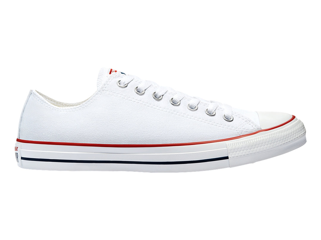 Tenis Converse blancos de lona con detalles en rojo y azul en la suela, diseño casual de corte bajo.