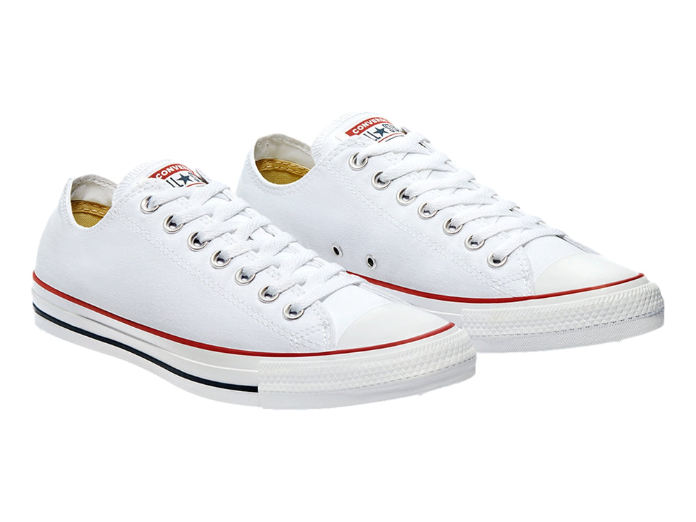 Tenis Converse blancos de lona con detalles en rojo y azul en la suela, diseño casual de corte bajo.