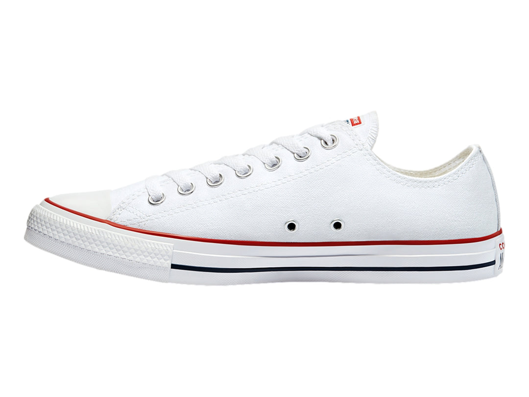 Tenis Converse blancos de lona con detalles en rojo y azul en la suela, diseño casual de corte bajo.