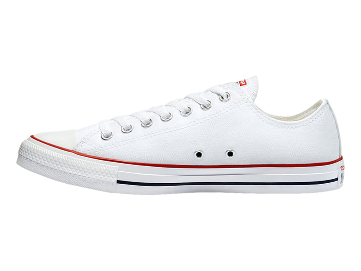 Tenis Converse blancos de lona con detalles en rojo y azul en la suela, diseño casual de corte bajo.
