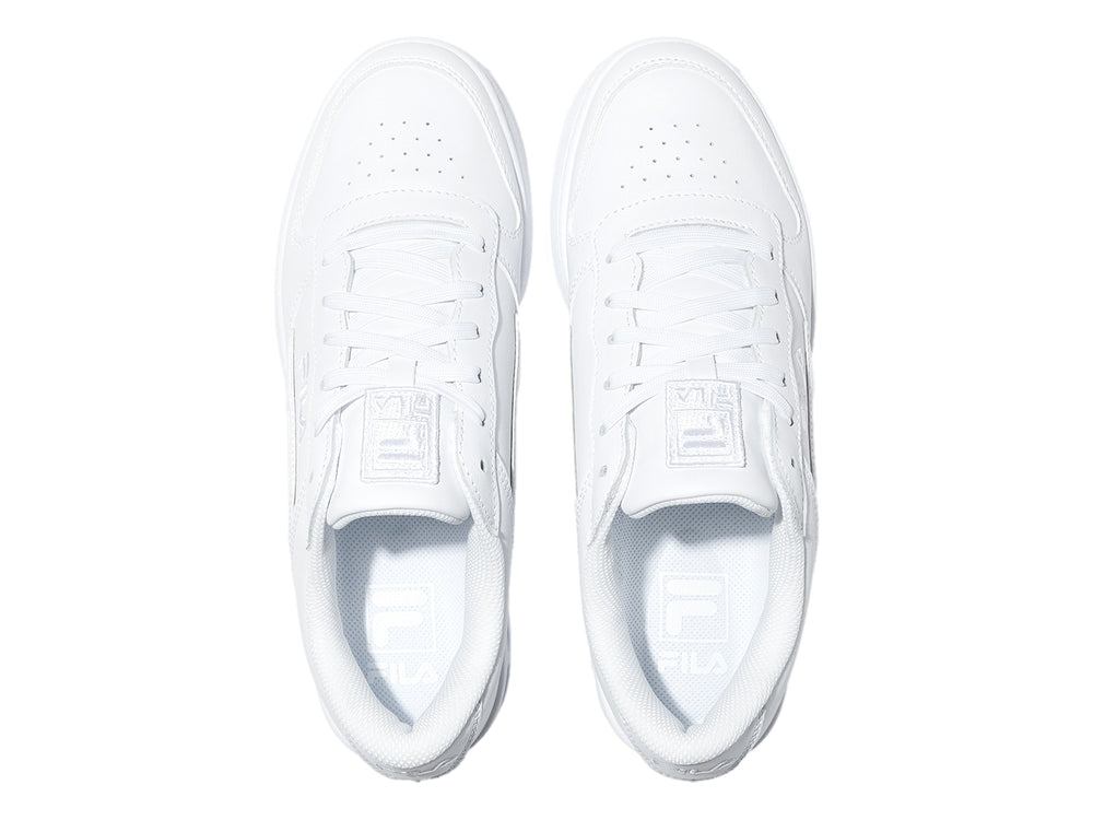 Tenis deportivos FILA completamente blancos con suela y cordones a juego.