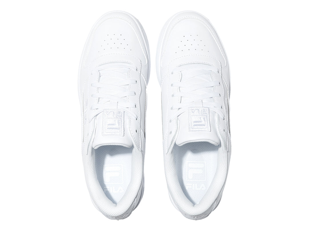 Tenis deportivos FILA completamente blancos con suela y cordones a juego.