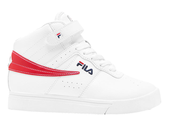 Tenis FILA blancos de bota alta con detalles en rojo y azul, cierre de agujetas y correa de velcro superior.