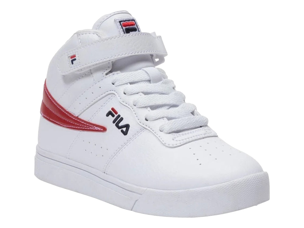Tenis FILA blancos de bota alta con detalles en rojo y azul, cierre de agujetas y correa de velcro superior.