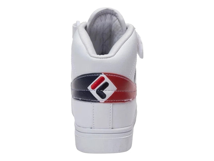Tenis FILA blancos de bota alta con detalles en rojo y azul, cierre de agujetas y correa de velcro superior.