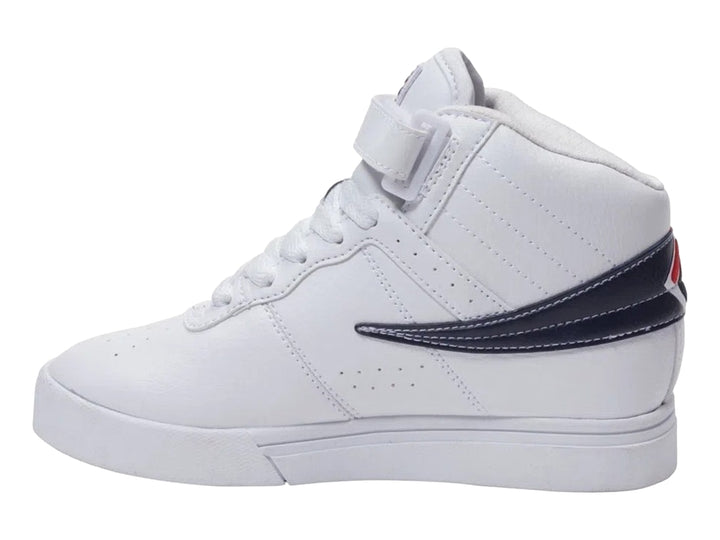 Tenis FILA blancos de bota alta con detalles en rojo y azul, cierre de agujetas y correa de velcro superior.
