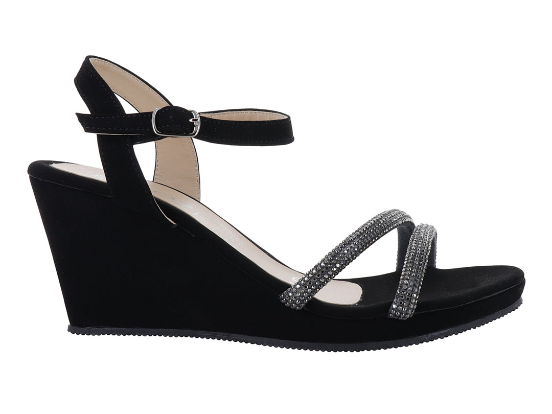 Sandalia negra de plataforma con tiras decoradas con brillantes y correa ajustable al tobillo.