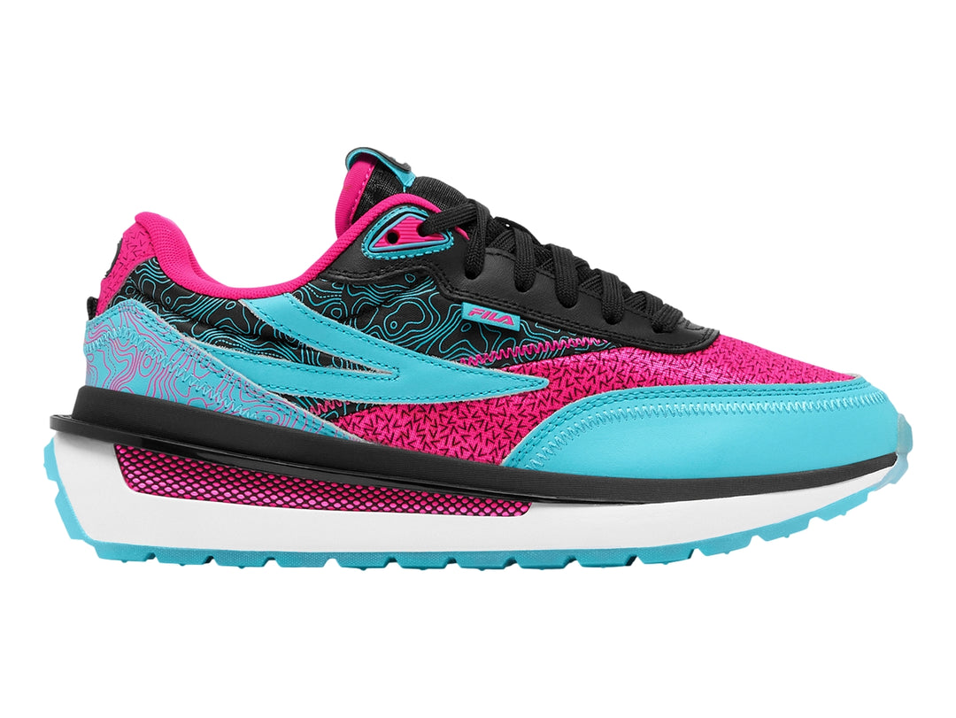 Tenis FILA deportivos en colores negro, rosa y azul cielo con suela blanca y detalles gráficos.