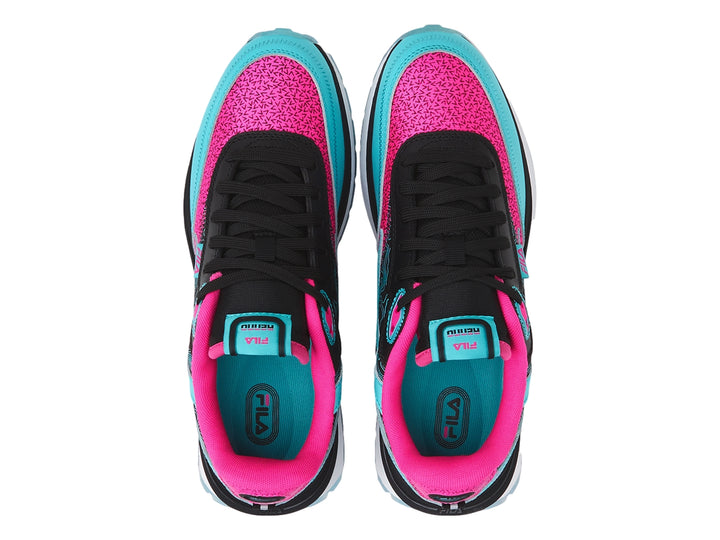 Tenis FILA deportivos en colores negro, rosa y azul cielo con suela blanca y detalles gráficos.