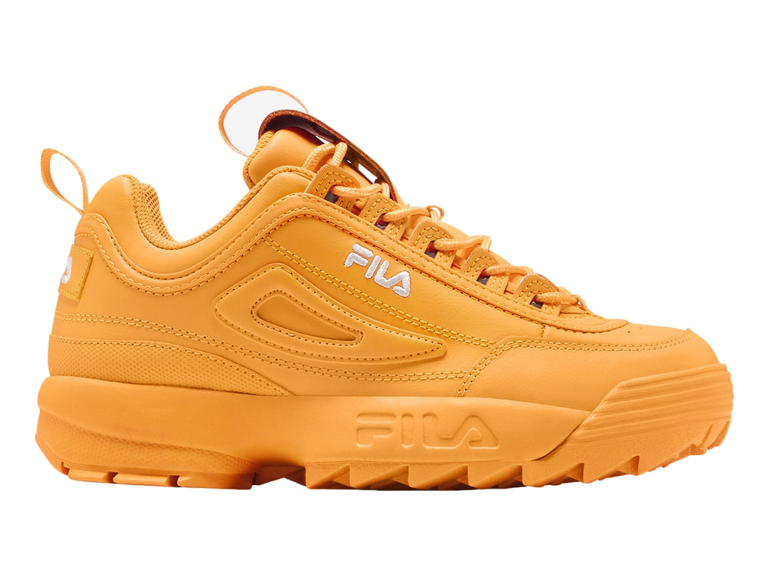 Tenis FILA Disruptor II Premium color amarillo marigold con suela gruesa y dentada.