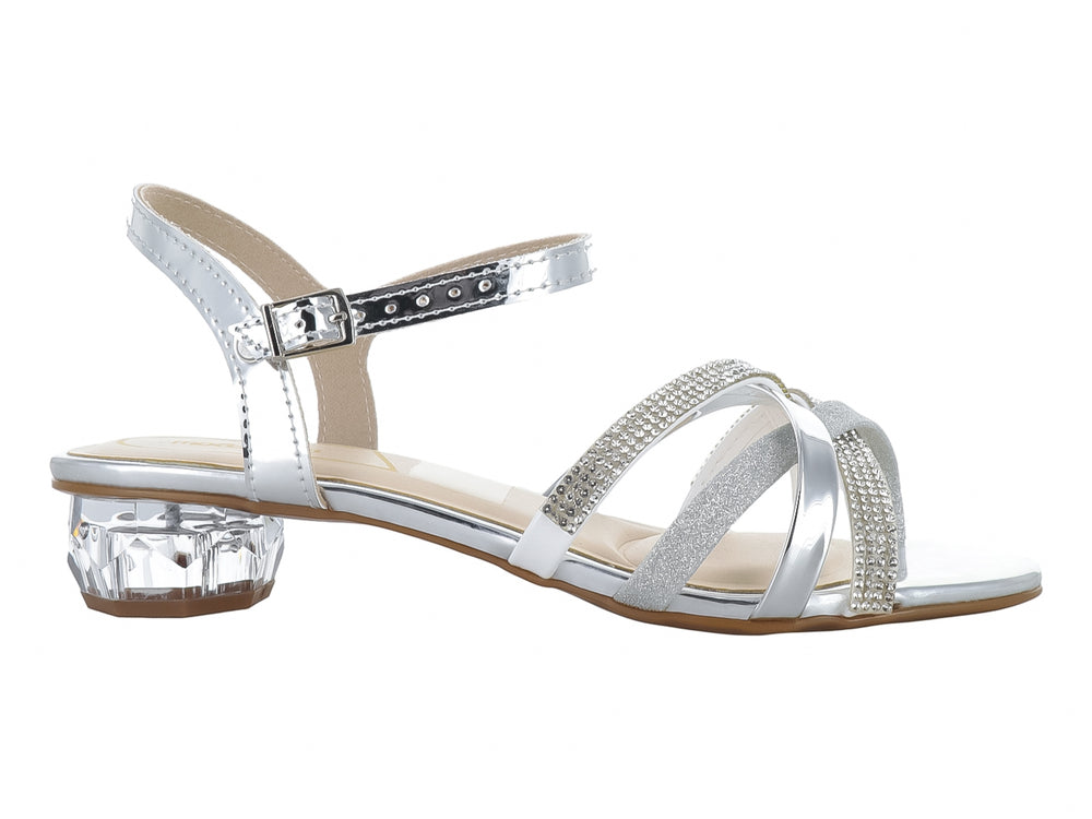 Sandalia para niña color plata con tiras brillantes y tacón bajo transparente.