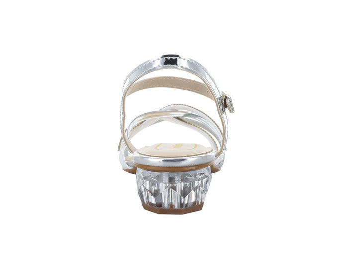 Sandalia para niña color plata con tiras brillantes y tacón bajo transparente.