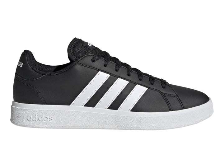 Tenis Adidas Grand Court 2.0 color negro con tres franjas laterales y suela blanca.