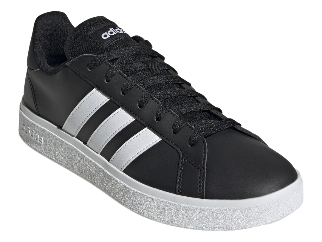 Tenis Adidas Grand Court 2.0 color negro con tres franjas laterales y suela blanca.