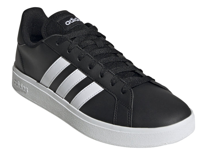 Tenis Adidas Grand Court 2.0 color negro con tres franjas laterales y suela blanca.