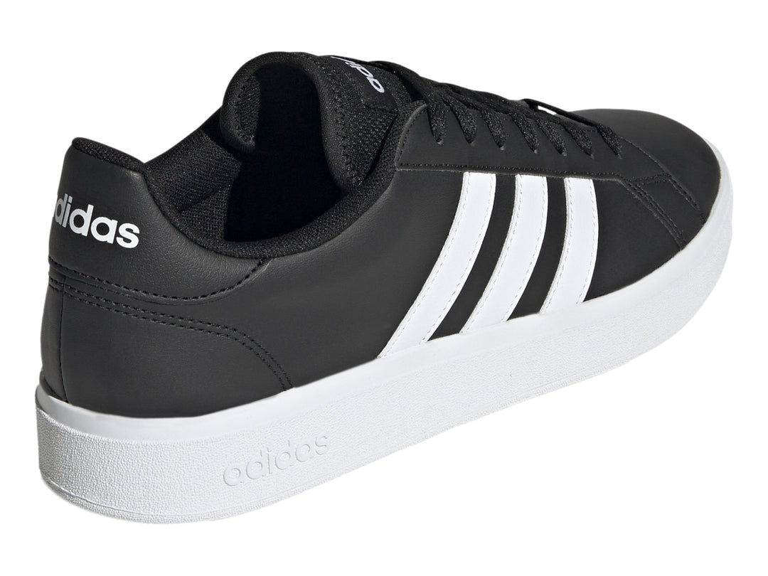 Tenis Adidas Grand Court 2.0 color negro con tres franjas laterales y suela blanca.