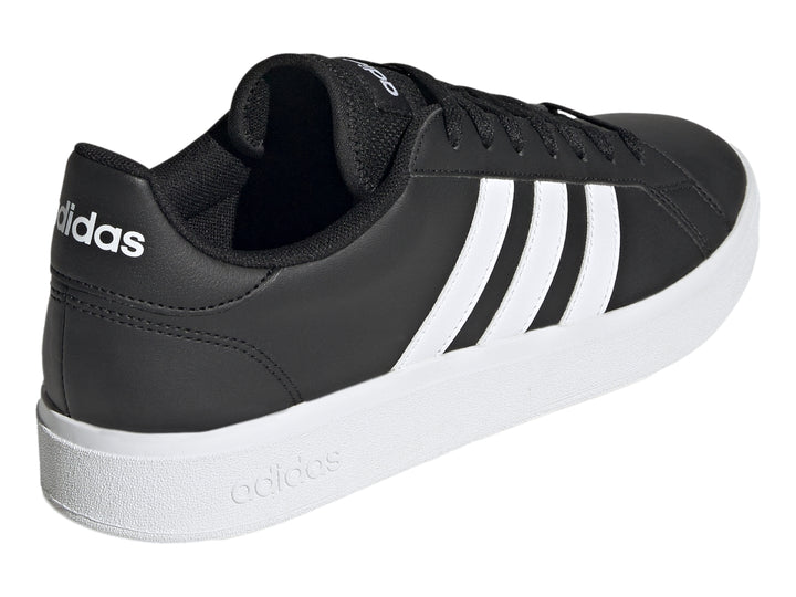 Tenis Adidas Grand Court 2.0 color negro con tres franjas laterales y suela blanca.