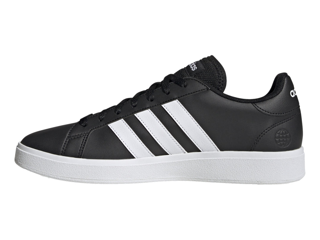 Tenis Adidas Grand Court 2.0 color negro con tres franjas laterales y suela blanca.
