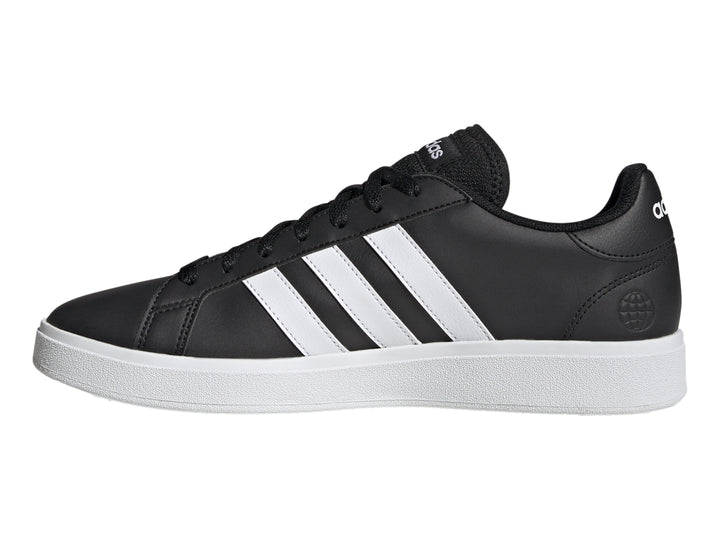 Tenis Adidas Grand Court 2.0 color negro con tres franjas laterales y suela blanca.