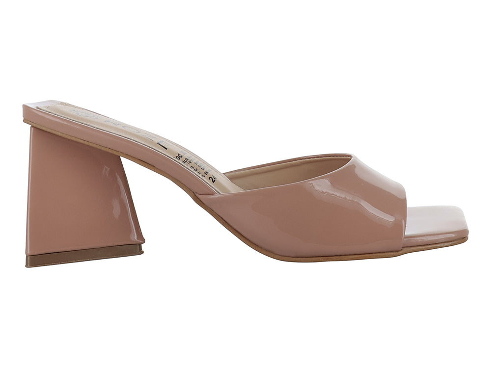 Sandalia de tacón cuadrado color madera con acabado en charol brillante y punta cuadrada.
